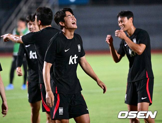 [OSEN=진화(중국), 최규한 기자] 황선홍 감독이 이끄는 대한민국 아시안게임 축구 국가대표팀이 18일 오후 중국 진화의 아이칭고등학교에서 공식 훈련을 펼쳤다. 한국은 오는 내일(19일) 쿠웨이트와 첫 경기를 갖는다. 한국 설영우와 백승호를 비롯한 선수들이 훈련을 펼치며 미소짓고 있다. 2023.09.18 / dreamer@osen.co.kr