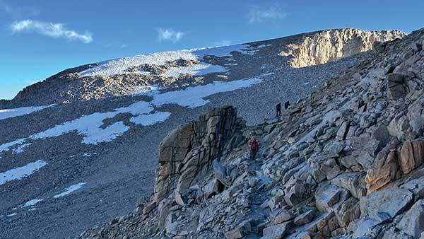 킬러니들 구간이 끝나고 만나는 경사진 돌무더기길. 여기서 수직으로 100m 이상을 올라가야 휘트니산 정상이다.