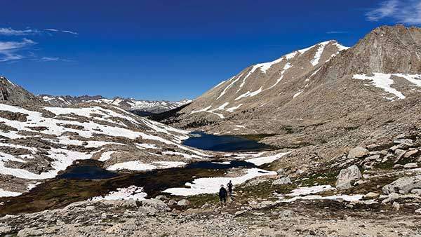 휘트니정상을 등정한 뒤 기타레이크를 거쳐서 하산하고 있다.