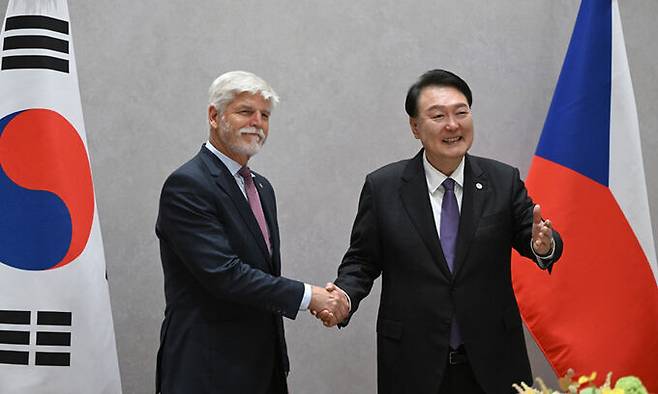 윤석열 대통령이 18일(현지시간) 미국 뉴욕에서 페트르 파벨 체코 대통령과 만나 정상회담을 하기 전 인사를 나누고 있다. 뉴욕=연합뉴스