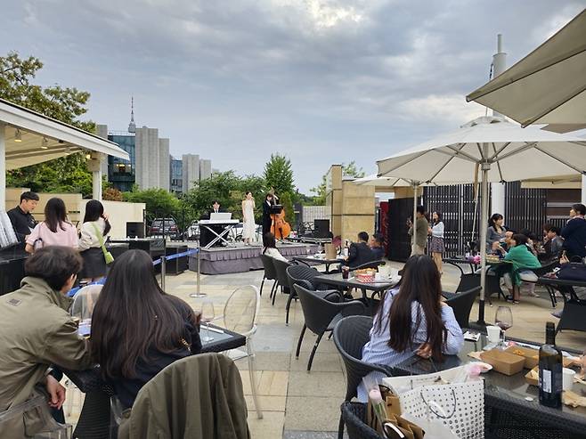 오아시스 선셋 와인 & 마켓 공연.