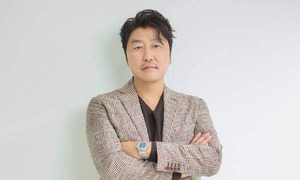 송강호는 18일 서울 종로구 삼청동에서 가진 인터뷰에서&nbsp;영화&nbsp;‘거미집’은 “인간의 욕망에 대한 영화”라며, 배우로서 자신의&nbsp;욕망은&nbsp;“거미집 같은 새롭게 시도되는 새로운 작품으로 관객들과 만나는 것”이라고 말했다. 바른손이앤에이 제공