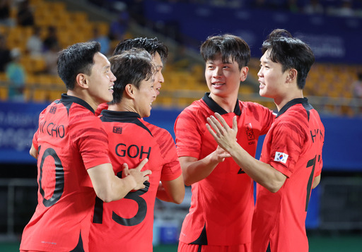 19일 중국 진화 스포츠 스타디움에서 열린 2022 항저우 아시안게임 남자축구 조별리그 E조 1차전 대한민국 대 쿠웨이트 경기, 전반전 한국 정우영이 첫 골을 터뜨린 뒤 환호하고 있다. 뉴시스