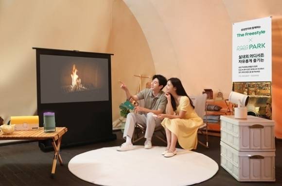 삼성전자가 가을 본격적인 캠핑철을 맞아 휴대성을 높인 스크린 제품을 앞세워 시장 공략에 나섰다. 삼성전자는 지난해 1월 공개한 ‘더 프리스타일’의 2세대 제품을 개발해 해외시장에 먼저 내놨다. 아울러 서울 워커힐호텔에서는 제품을 체험할 수 있는 공간도 운영하고 있다.