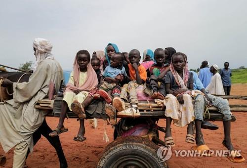 수단 서부 다르푸르에서 군벌간 분쟁을 피해 수레를 타고 국경을 넘는 아이들. [로이터 연합뉴스 자료사진. 재판매 및 DB 금지]