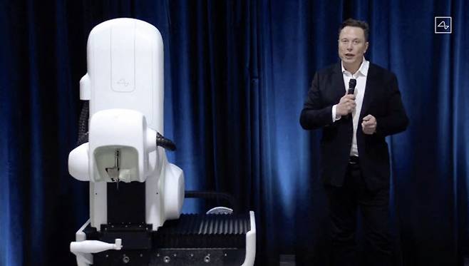 일론 머스크 테슬라 최고경영자가 2020년 8월 28일 뉴럴링크 프렌젠테이션 중 수술용 로봇의 쓰임을 설명하고 있다.(사진=AFP)