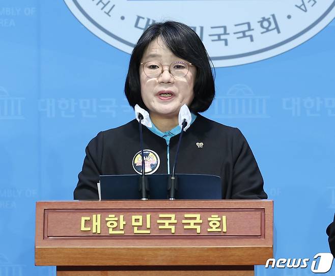 윤미향 무소속 의원과 간토학살100주기추도시사업추진위원회 회원들이 12일 오후 서울 여의도 국회에서 '간토학살 100주기 추도식 공안몰이, 남북교류협력법 부당 적용 규탄' 기자회견을 하고 있다. 윤 의원은 지난 1일 조총련이 도쿄 요코아미초 공원에서 개최한 간토대지진 100년 조선인 학살 추도식에 참석해 논란을 빚고 있다. 2023.9.12/뉴스1 ⓒ News1 송원영 기자