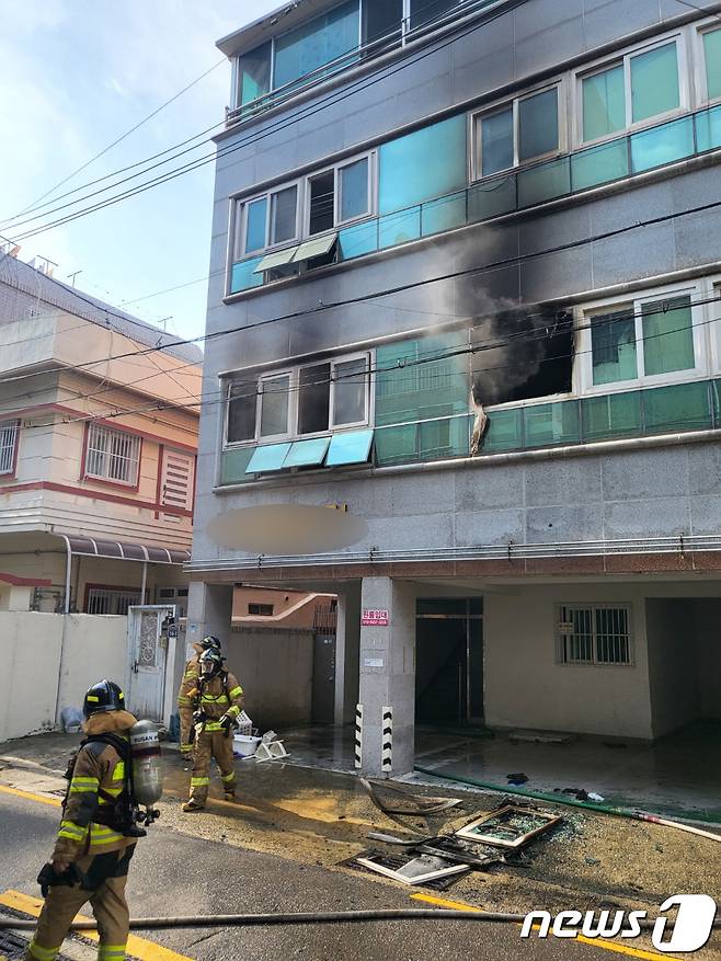 부산 서구의 한 4층짜리 빌라 2층에서 불이 나 소방이 출동했다. (부산소방재난본부 제공)