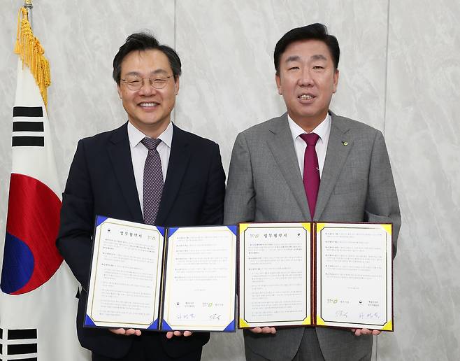 왼쪽부터 하병필 국가기록원장, 이범석 청주시장.(시 제공)