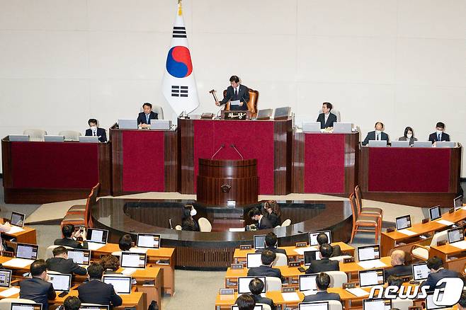 27일 서울 여의도 국회에서 열린 제403회 국회(임시회) 제8차 본회의에서 국회의원 이재명에 대한 체포동의안이 찬성139표, 반대138표, 기권9표, 무효11표로 부결되고 있다. 2023.2.27/뉴스1 ⓒ News1 유승관 기자