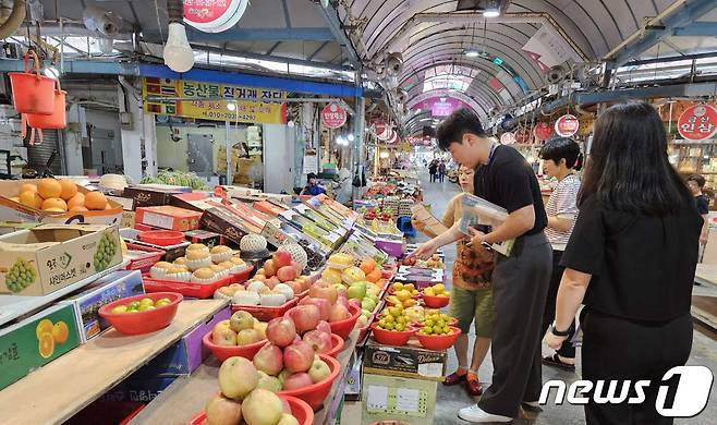 경남 김해시가 추석을 맞아 물가 상황을 점검하고 있다. (김해시 제공)