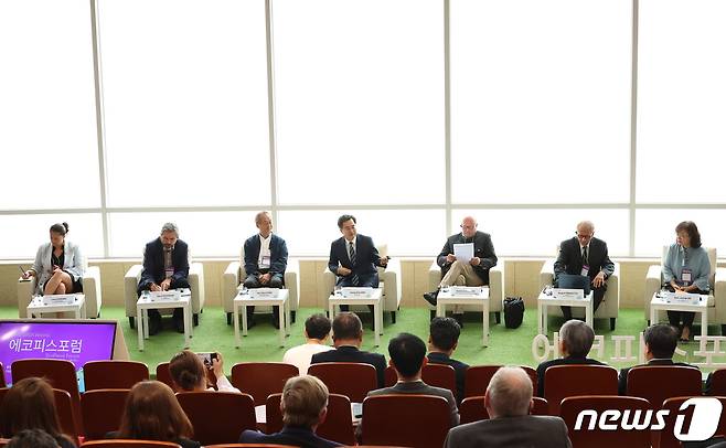 김동연 경기도지사는 20일 김포 애기봉 평화생태공원 전망대에서 열린 '2023 에코피스 포럼'에서 "생태·평화의 상징 DMZ(디엠지)에 유엔(UN) 제5사무국 유치를 희망한다"고 밝혔다.(경기도 제공)