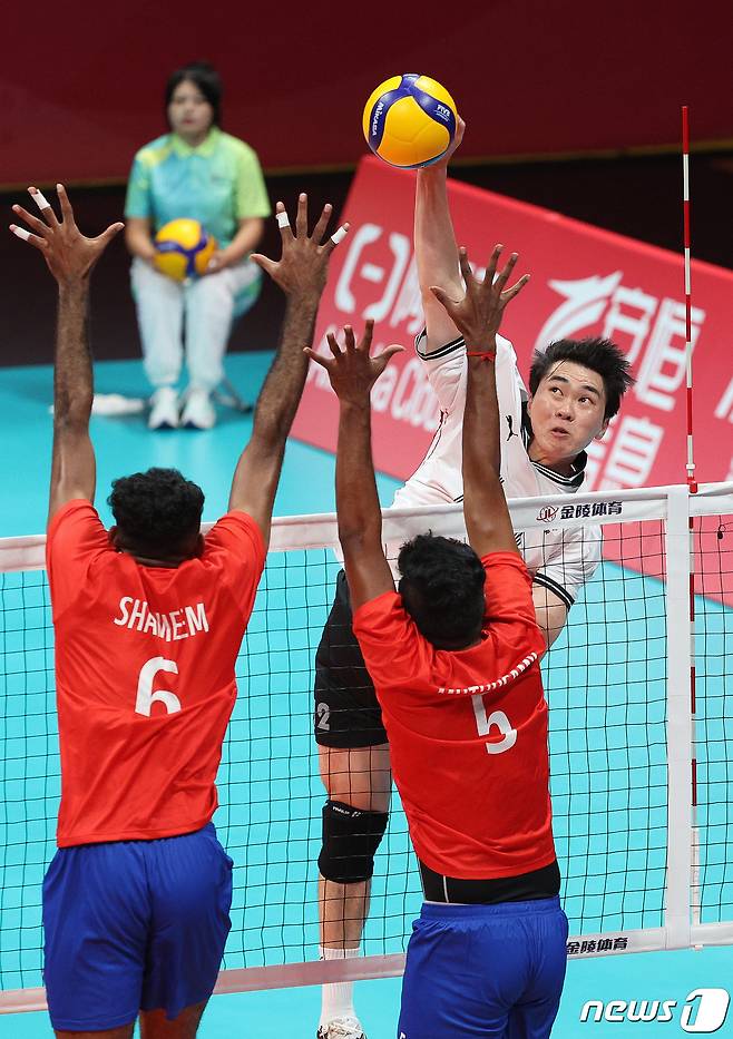 20일 오후 중국 항저우 린핑 스포츠센터체육관에서 열린 2022 항저우 아시안게임 남자 배구 C조 조별리그 대한민국과 인도의 경기에서 전광인이 스파이크를 하고 있다. 2023.9.20/뉴스1 ⓒ News1 신웅수 기자
