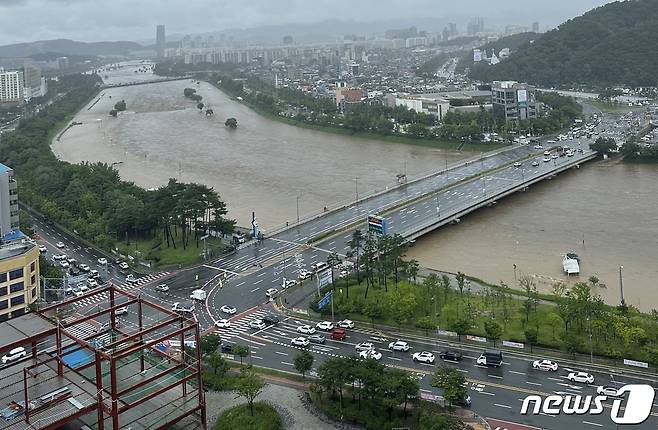 통제된 대전 만년교 모습. (독자 제공)2023.7.14/뉴스1 ⓒ News1 김기태 기자