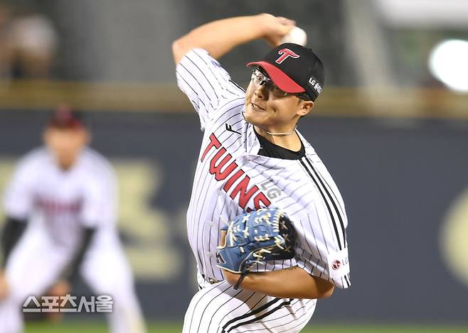 LG 투수 이지강이 5일 잠실야구장에서 열린 2023 KBO리그 KT와 경기 9회 역투하고 있다. 2023. 7. 5.잠실 | 최승섭기자 thunder@sportsseoul.com