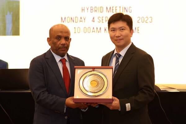 아시아탁구연합 감사패 대한탁구협회 수여. 카릴 알 모하나디 아시아탁구연합(ATTU) 회장과 유승민 대한탁구협회장. 사진┃대한탁구협회