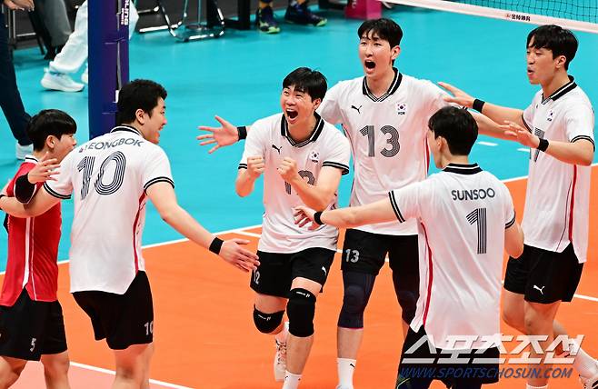 20일 오후 중국 항저우 린핑체육관에서 열린 남자배구 조별리그 1차전 대한민국-인도 전. 득점을 올리고 기뻐하는 대표팀. 항저우(중국)=송정헌 기자songs@sportschosun.com/2023.09.20/