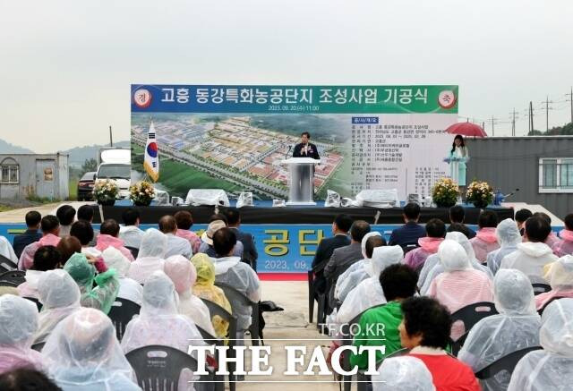 전남 고흥군은 동강 특화농공단지 현장에서 공영민 군수를 비롯해 도의원, 군의원, 군 기관사회단체장, 시행사 관계자와 군민 300여명이 참석한 가운데 기공식을 개최했다./고흥군