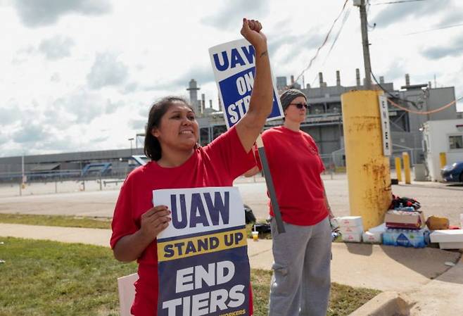 지난 15일(현지시간) 미국 미시건에 있는 포드 공장 앞에서 전미자동차노조 소속 직원들이 피켓을 들고 시위하고 있다. [이미지출처=로이터연합뉴스]
