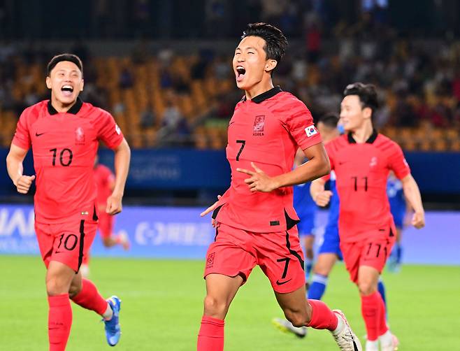 정우영(가운데)이 19일 항저우 아시안게임 남자 축구 조별리그 1차전에서 선제골을 터뜨리고 환호하고 있다. 정우영은 이날 해트트릭으로 9대0 대승의 선봉장 역할을 했다. 조영욱(왼쪽)은 두 골, 엄원상(오른쪽)도 한 골을 넣었다./송정헌 스포츠조선 기자