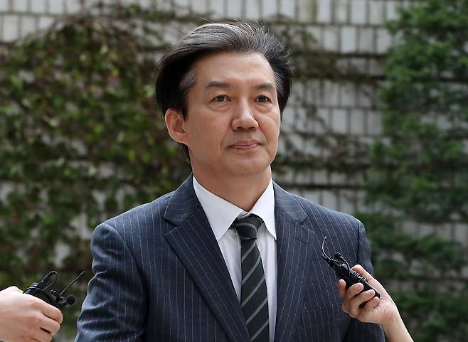 자녀 입시비리와 유재수 전 부산시 경제부시장 감찰 무마 혐의로 재판에 넘겨진 조국 전 법무부 장관이 18일 오후 서울 서초구 서울고등법원에서 열린 2심 공판에 출석하고 있다. /뉴스1