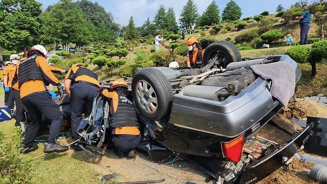 19일 오전 9시 30분께 충남 천안시 광덕면 천안공원묘원에서 80대 노부부가 탑승한 차량이 추락했다. /사진=천안동남소방서 제공,뉴스1