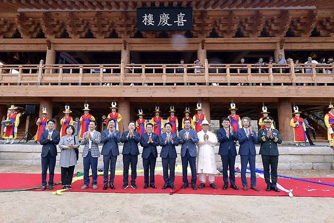 광주광역시는 20일 강기정 시장, 정무창 시의회 의장과 시의원, 김병내 남구청장, 김광진 문화경제부시장, 박영곤 대목장(시무형문화재), 천득염 한국학호남진흥원장, 오기주 광주시향교전교협의회장, 이애령 국립광주박물관장, 황풍년 광주문화재단 대표이사 등이 참석한 가운데 광주공원에서 '희경루 중건식'을 개최했다. 광주광역시 제공