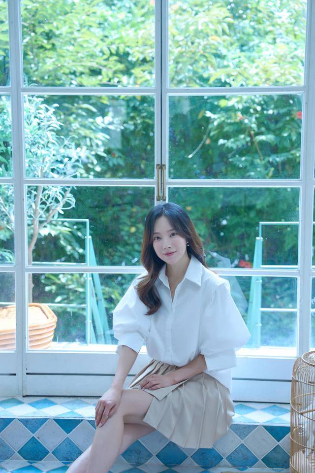 개그우먼 겸 트로트 가수 김나희가 인터뷰를 통해 다양한 이야기를 전했다. 꽃길 엔터테인먼트 제공