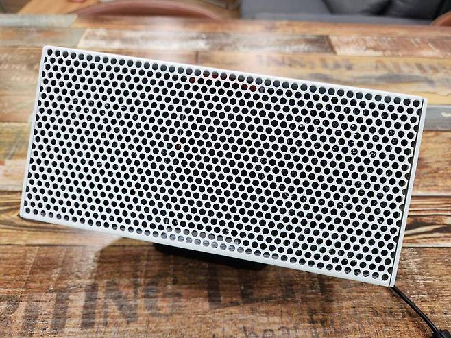 제이디솔루션 브릭의 본체 앞면 스피커부 / 출처=IT동아