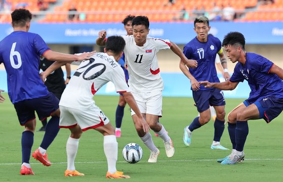 19일 오후 중국 저장성 진화시 저장성사범대 동쪽 경기장에서 열린 항저우 아시안게임 남자축구 조별리그 1차전 북한과 대만의 경기에서 북한 김국진이 드리블을 하고 있다. 연합뉴스