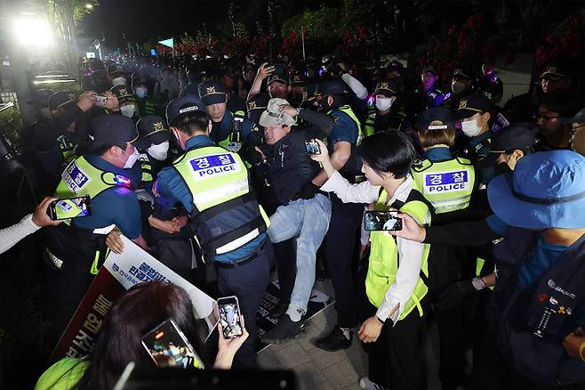 금속노조와 비정규직 노동단체 ‘비정규직 이제그만 공동투쟁’(이하 공동투쟁)이 지난 5월25일 오후 서울 서초구 대법원 앞에서 열려던 야간 문화제를 경찰이 원천봉쇄하고 있다. 연합뉴스