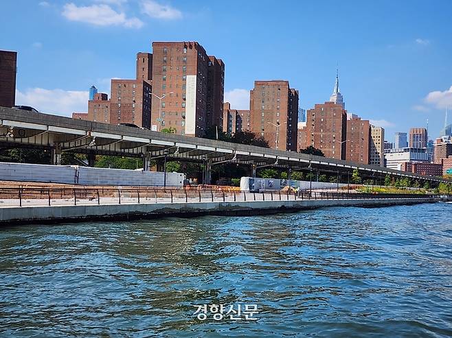 미국 뉴욕 맨해튼 동부 ESCR 프로젝트(East Side Costal Resiliency·동부 해안가 복원력) 현장의 모습. 공원과 주택가 사이 방파제를 제외하면 여느 강변 공원과 다를 바 없는 모습이다. 김기범 기자