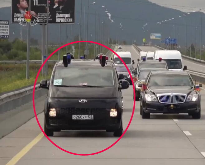 북한 관영 조선중앙TV 기록영화에 포착된 현대차(왼쪽).  연합뉴스