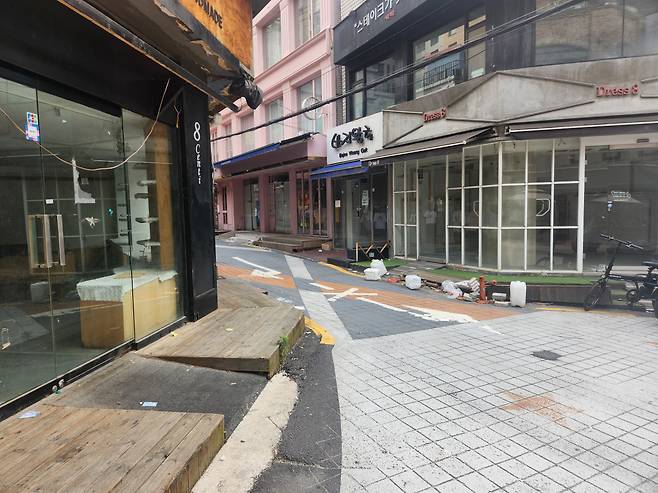 서울 서대문구 이화여자대학교 앞 상점가가 빈 가게로 가득하다. 김광우 기자.