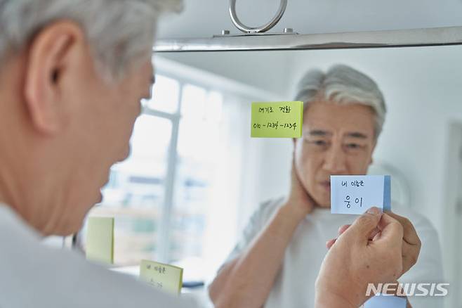 [서울=뉴시스]매년 9월21일은 세계보건기구(WHO)와 국제알츠하이머협회(ADI)가 치매 환자들의 문제를 새롭게 인식하는 계기를 마련하기 위해 지정한 ‘세계 알츠하이머의 날’이다. 우리나라에서는 같은 날을 ‘치매극복의 날’로 지정했다. 알츠하이머병은 치매를 일으키는 가장 흔한 퇴행성 뇌 질환으로, 아직 제한적 치료만 가능해 예방이 중요하다. (사진= 게티이미지뱅크 제공) 2023.09.19. photo@newsis.com.