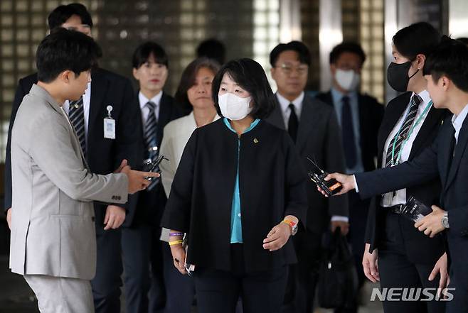 [서울=뉴시스] 조성우 기자 = 윤미향 무소속 의원이 20일 오전 서울 서초구 서울고등법원에서 열린 정의기억연대 후원금 횡령 등 관련 항소심 선고 공판에서 징역 1년 6개월에 집행유예 3년을 선고받은 뒤 취재진 질문에 답하고 있다. 2023.09.20. xconfind@newsis.com