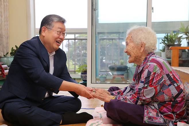 [밀양=뉴시스] 안지율 기자 = 박일호 경남 밀양시장이 20일 1943년 우리나라 최초 삼랑진에 도입된 딸기를 지역사회에 널리 확산할 수 있도록 이바지한 남분연씨를 격려하고 있다. (사진=밀양시 제공) 2023.09.20. photo@newsis.com  *재판매 및 DB 금지