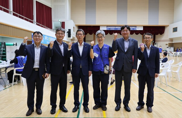 윤해진 NH농협생명 대표(왼쪽 세번째), 조창호 경남 산청군농협 조합장(〃 다섯번째) 등이 19일 산청군 실내체육관에서 진행된 농촌의료지원 봉사 현장을 찾아 관계자들을 격려하고 있다.