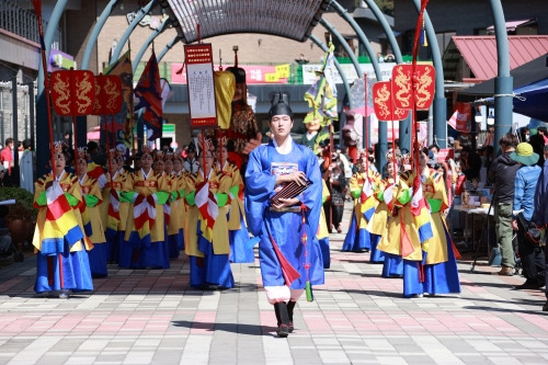 ‘2023 진안홍삼축제’가 22일부터 24일까지 진안 마이산 북부 일원에서 진행된다. (지난해 금척무 재현 공연 사진). 진안군 제공