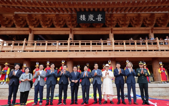 광주 희경루 현판 제막 - 20일 오전 광주 남구 구동 희경루에서 열린 중건식에서 강기정 광주시장, 정무창 시의회 의장 등 참석자들이 현판 제막식을 하고 있다. 광주광역시 제공