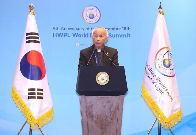 HWPL 9·18 평화 만국회의 제9주년 기념식이 시작된 가운데 지난 19일 오전 제6회 지구촌 종교지도자 콘퍼런스에서 안토니오 레데스마 전 대주교가 발제하고 있다. 사진제공ㅣHWPL