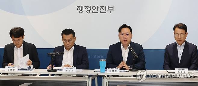 행안부, 자동차세 과세기준 개편착수 (세종=연합뉴스) 김주형 기자 = 최병관 행정안전부 지방재정경제실장이 지난 19일 세종시 정부세종청사에서 열린 정책설명회에서 자동차세 과세기준 개편착수와 관련해 설명하고 있다. 
    왼쪽부터 홍성철 재정정책과장, 한순기 지방재정국장, 최병관 지방재정경제실장, 조영진 지방세제국장. 2023.9.20 kjhpress@yna.co.kr