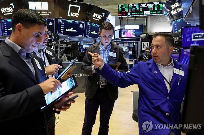 NYSE  입회장에서 일하는 트레이더들의 모습 [연합뉴스 자료사진]