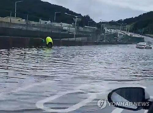 강처럼 변한 부산 도시고속도로 (부산=연합뉴스) 호우특보가 내려진 16일 오전 부산 해운대구 석대동 도시고속도로 번영로 구간이 물에 잠겨있다. 경찰은 1시간 동안 해당 구간 일부 차선을 통제했고, 오후 1시 이전에 차량 통행이 정상화됐다고 설명했다. 2023.9.16 [독자 김시철 씨 제공영상 캡처. 재판매 및 DB 금지]  
    pitbull@yna.co.kr