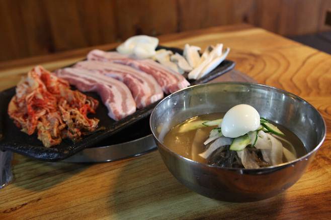 삼겹살 후 냉면을 먹는 사람들이 많지만 이 둘의 궁합은 그다지 좋지 않다. 돼지고기도 냉면도 둘다 찬 성질의 음식이라는 점에서 속이 냉한 사람에겐 설사, 복통 등을 유발 할 수 있다. [사진=게티이미지뱅크]