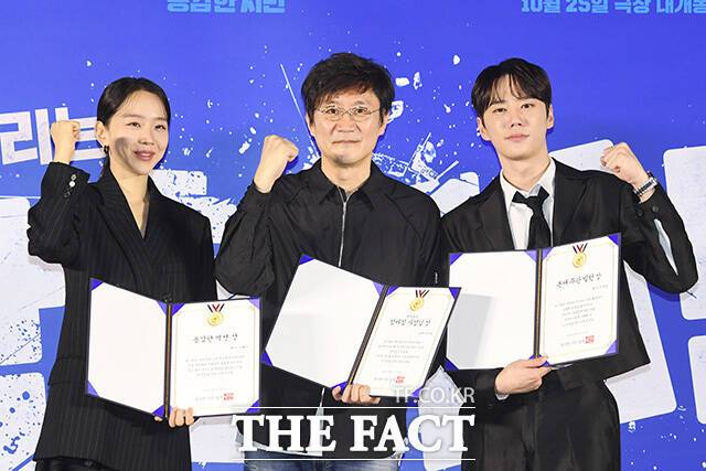 배우 신혜선과 박진표 감독, 이준영(왼쪽부터)이 21일 오후 서울 광진구 롯데시네마 건대입구점에서 열린 웨이브 영화 '용감한 시민' 제작보고회에 참석했다. /장윤석 인턴기자