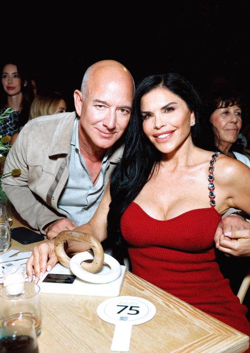 ‘This Is About Humanity’ 재단 행사에 동반 참석한 다정한 모습의 제프 베이조스와 로렌 산체스.