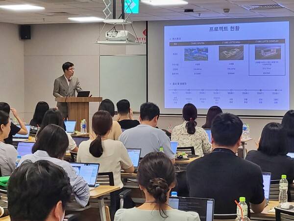 20일 베트남 하노이에서 열린 롯데몰 웨스트레이크 하노이 간담회에서 김준영 롯데프라퍼티스 하노이 법인장이 발표를 진행하고 있다. (사진=롯데쇼핑)