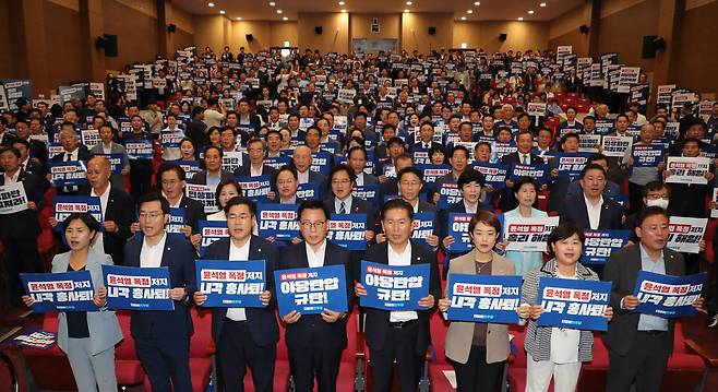 박광온 더불어민주당 원내대표, 정청래 최고위원 등 참석자들이 20일 오후 서울 여의도 국회 의원회관 대회의실에서 열린 윤석열정권 폭정·검찰독재 저지 총력 투쟁대회에서 피켓을 들고 구호를 외치고 있다. /남강호 기자