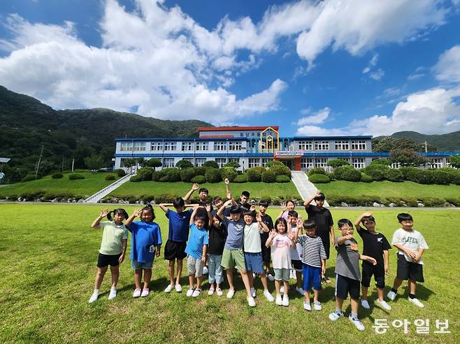 지난달 22일 전북 완주군 동상면 동상초 전교생이 학교를 배경으로 포즈를 취했다. 전교생이 21명인 이 학교에는 서울 및 전국 
각지에서 온 유학생이 11명이다. 동상초는 뛰어난 자연환경과 근처에 있는 농촌유학센터와 협업을 바탕으로 농산어촌 유학을 진행하고 
있다. 동상=이종승 기자